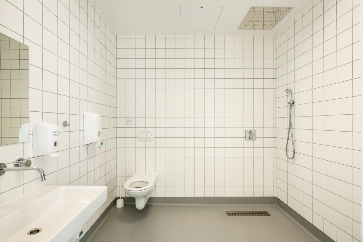 Koupelna (Pavilon psychiatrie v Ostrově od KOMA MODULAR; interiéry petit atelier)