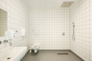 Koupelna (Pavilon psychiatrie v Ostrově od KOMA MODULAR; interiéry petit atelier)