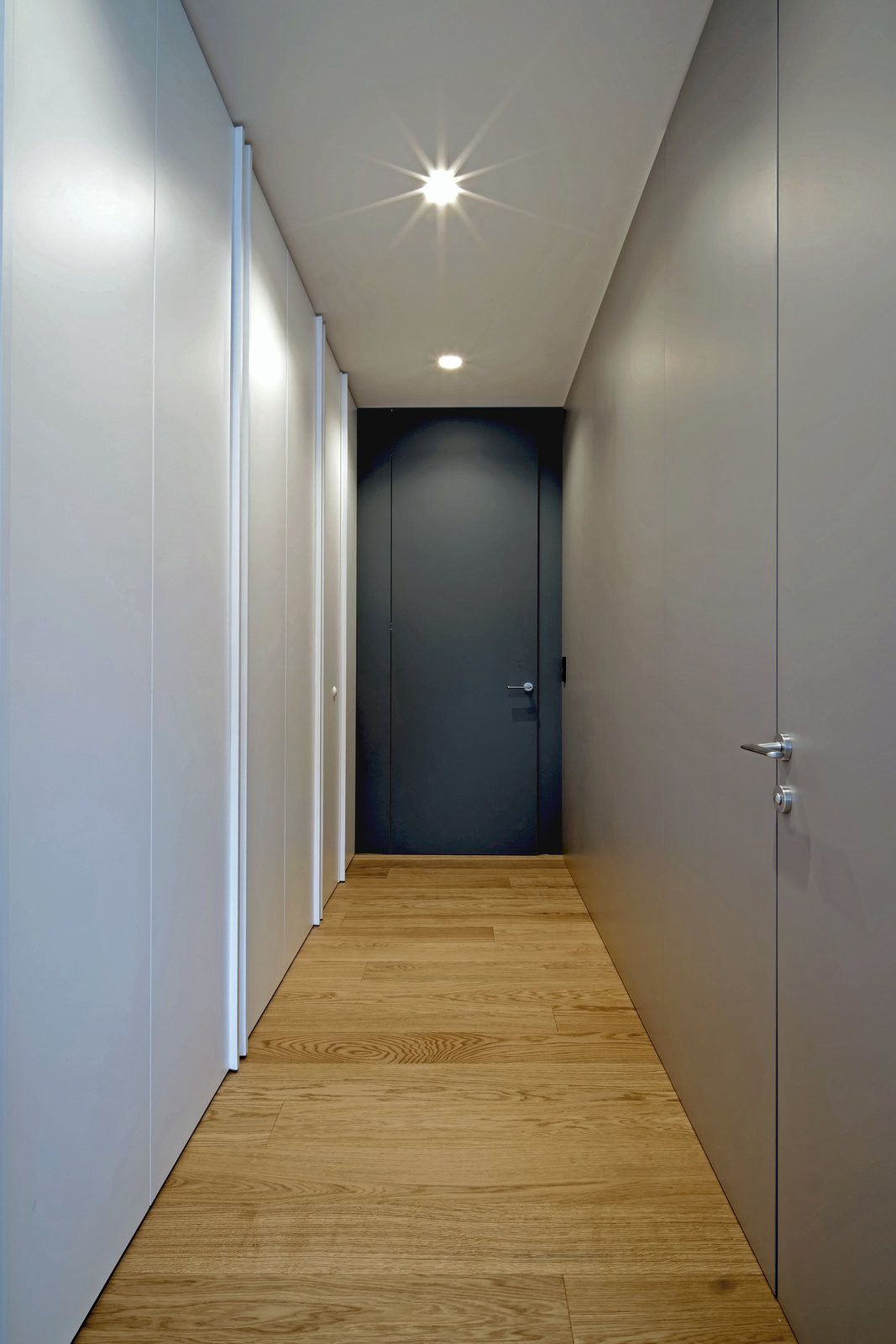 Pohled do chodby (Vila MT v Novém Mestu nad Váhom; Matika Architecture)