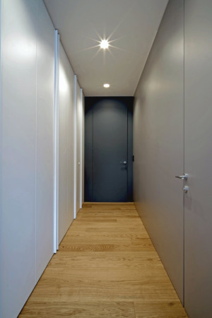 Pohled do chodby (Vila MT v Novém Mestu nad Váhom; Matika Architecture)