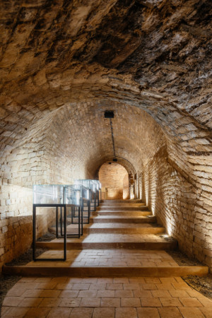Historii připomíná nová expozice s archivními materiály, vystavené jsou ve speciálních vitrínách, které odolají sklepnímu vlhku. (Rekonstrukce Templářských sklepů; Petr Novague)