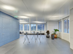 Vláknocementové desky mají využití v mnoha interiérech - v restauracích, galeriích, stanicích metra i doma. (na obrázku Industrie Gewerbe ve Švýcarsku, použití desky Avera AV030 AV050 AV040 AV060)