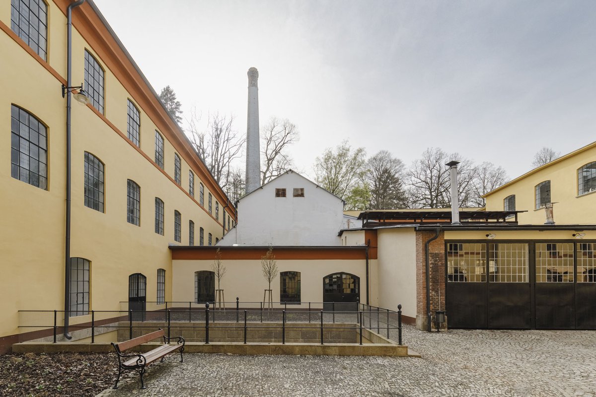 V továrně v Žamberku se do roku 2007 vyráběl textil. Už tři roky po jejím uzavření se do jejího areálu začaly stěhovat historické stroje. (Muzeum starých strojů a technologií v Žamberku, Ateliéru Walter)
