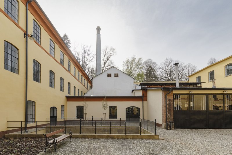 V továrně v Žamberku se do roku 2007 vyráběl textil. Už tři roky po jejím uzavření se do jejího areálu začaly stěhovat historické stroje. (Muzeum starých strojů a technologií v Žamberku, Ateliéru Walter)