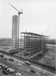 Dobové fotografie Ústřední telekomunikační budovy v Praze na Žižkově.