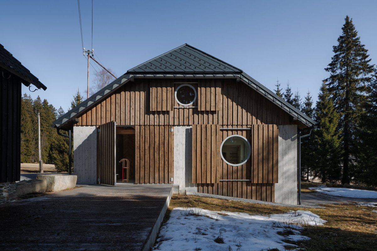 Nová okna otevírají interiér směrem ke krajině, velké okenice jej naopak chrání před větrem, sněhem i pohledy kolemjdoucích. (Rekonstrukce chalupy Borová Lada; Studio Plyš)