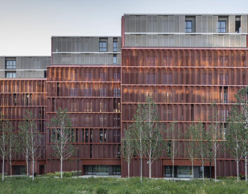 Architektonické studio JEMS Architekci realizovalo v areálu Varšavských pivovarů bytový dům, který nabízí byty od garsoniér až po dvoupatrové penthousy
