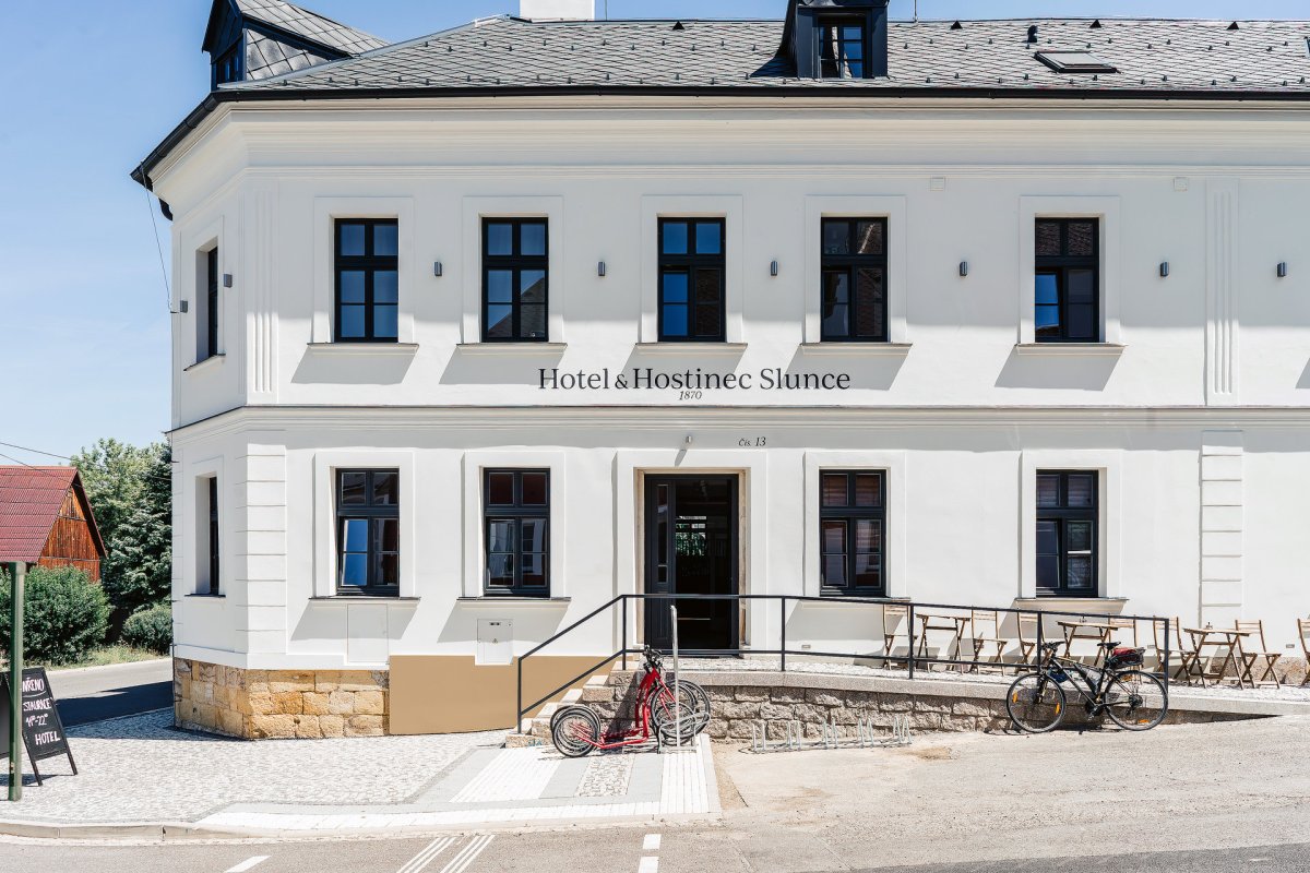 Tam, kde bylo nevzhledné socialistické zádveří, je teď rampa. Hotel je bezbariérový. (atelier 67, hotel Slunce v Osečné)