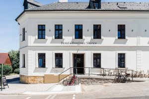 Tam, kde bylo nevzhledné socialistické zádveří, je teď rampa. Hotel je bezbariérový. (atelier 67, hotel Slunce v Osečné)