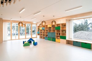 Třída s nábytkem z překližky. (Mateřská škola ve Vědomicích, Architip)