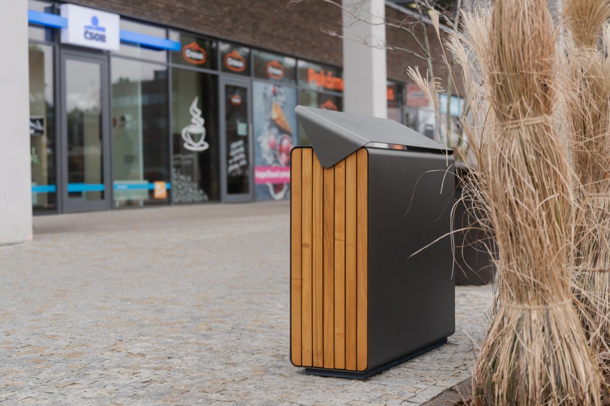Produktová řada Daku propojuje čistý design, odolnost a variabilitu provedení. (Koš Daku od Urbania)