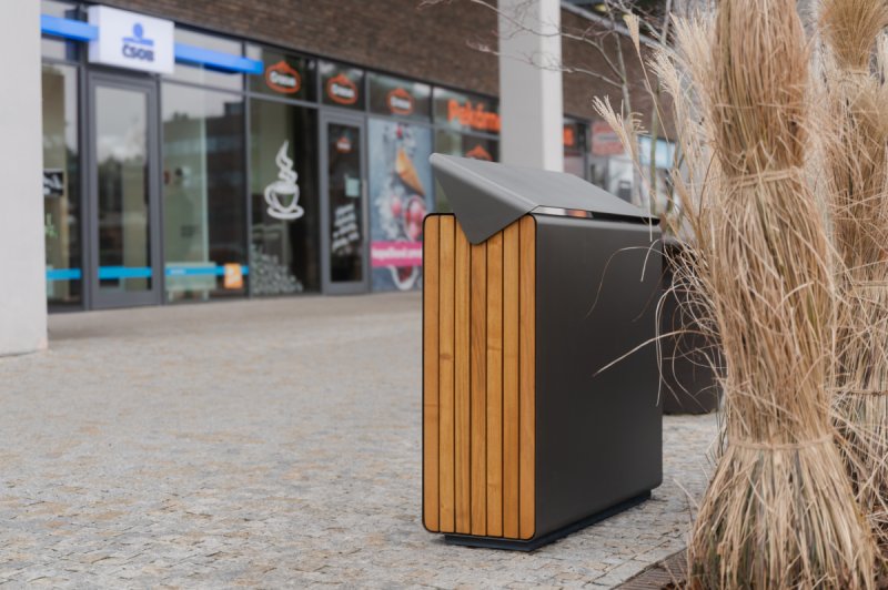 Produktová řada Daku propojuje čistý design, odolnost a variabilitu provedení. (Koš Daku od Urbania)