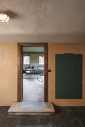 Celkově je v domě prý sedm různých úrovní – pro přechody mezi odlišnými výškami podlah v jednotlivých místnostech byly použity třeba staré kamenné schody. (Rekonstrukce rodinného domu na Šumavě, Archport)