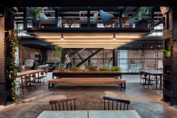 Celý prostor dýchá industriálním charakter díky přiznání množství původních prvků