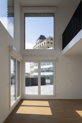 Studio AVENIER CORNEJO architectes navrhlo na břehu kanálu na předměstí Paříže obytný soubor třech domů s různým odstínem lícových cihel