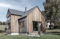 Hmota domu vychází z charakteru okolní zástavby – má sedlovou střechu a dřevěné obložení. (Chata v Kořenově, Facha architekti)