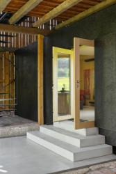 Betonové stupně u vchodu (Krabice ve stodole; Facha architekti)