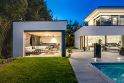 Ateliér Kareš Arch zrealizoval v Brně neofunkcionalistickou vilu, která se otevírá do zahrady