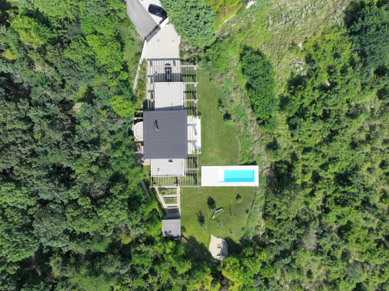 Letecký pohled na pozemek s vilou (Villa VICUS v Nitře; sebastian nagy architects)