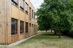 Rozšíření modulární školy Praha - Petrovice zaujme svou fasádou a splynutím se zahradou