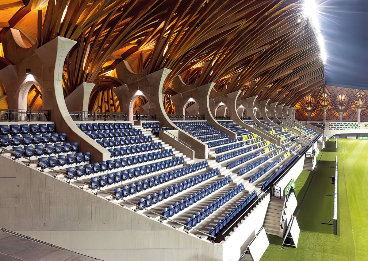 Díky hloubce pouhých 25 cm v uzavřeném stavu poskytuje maximální využití prostoru na tribunách. 