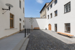 Turistické zázemí u Smetanova náměstí, Burian – Křivinka