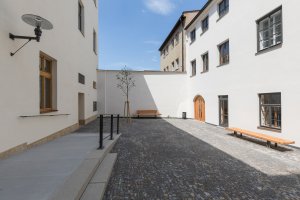 Turistické zázemí u Smetanova náměstí, Burian – Křivinka