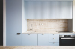 Detail kamenného obkladu ve světle modré kuchyni (Markéta Janderová, rekonstrukce bytu v Praze - Vokovicích)