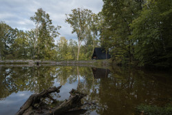 Aleš Polák si v jižních Čechách postavil chatu u rybníka. Je postavena ze dřeva, které vysázel jeho dědeček.