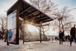 Prototyp zastávkového přístřešku MHD se zábradlím na Palackého náměstí v Praze.