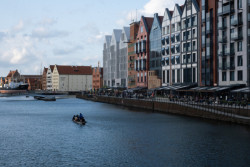 Dnes se v novém centru mísí zástavba ve středověkém stylu s moderními budovami, které zapadají do kontextu sedlovou střechou a často i cihlovou fasádou.