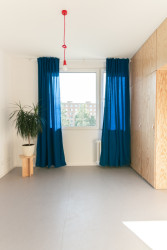 Obývací pokoj s rozlohou 16 metrů - dost prostoru třeba pro pár nebo single rodiče (Rekonstrukce 1+1 v paneláku; Tereza Machačová)