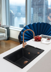 Kuchyňská baterie EOS NEO včetně doplňků v podobě easy click ovládání výpusti, kulatého přepadu a sítkového ventilu. Vše provedení celonerez měděná s povrchovou úpravou PVD.