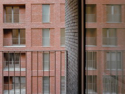 Studio AVENIER CORNEJO architectes navrhlo na břehu kanálu na předměstí Paříže obytný soubor třech domů s různým odstínem lícových cihel