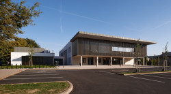 Vstupy do kulturního domu i ZUŠ získaly nově krytí v podobě přístavby s střešním přesahem. (Rekonstrukce Kulturního domu v Letohradě; architekti.in)