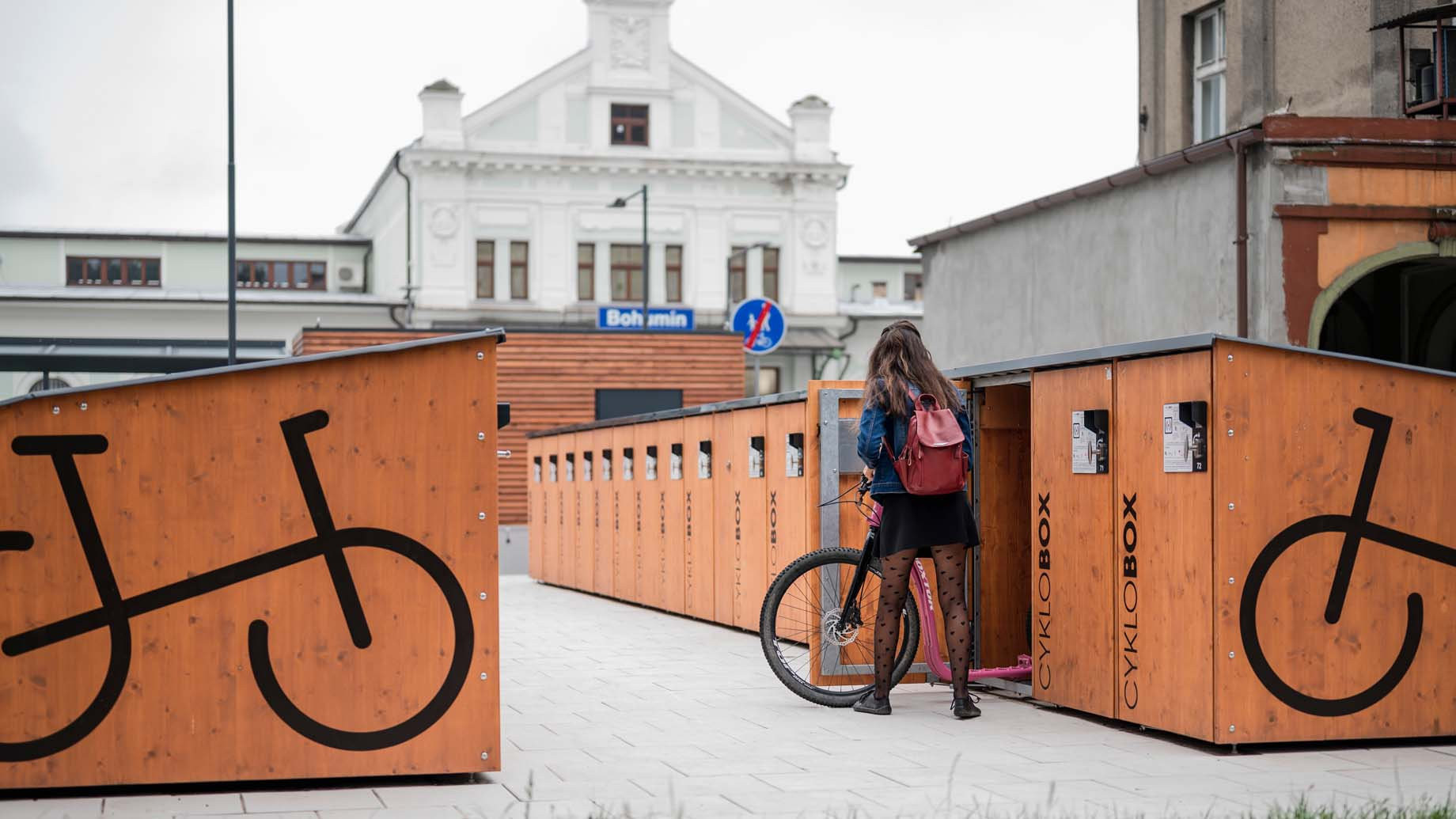 Cyklobox pro dlouhodobé parkování kol i uskladnění příslušenství. (Cyklobox od Urbania)