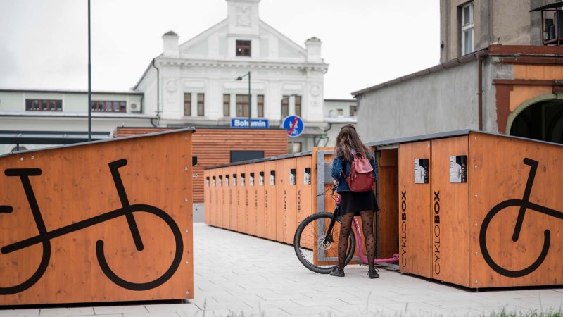 Cyklobox pro dlouhodobé parkování kol i uskladnění příslušenství. (Cyklobox od Urbania)