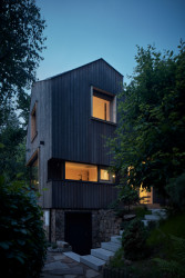 Dřevěná chata na břehu Vranovské přehrady od studia Prodesi/Domesi