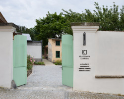 Vstup do Krafferovy zahrady s peprmintovou bránou. (Krafferova zahrada v Jindřichově Hradci od matěj šebek architekti a Ateliér Za Mák)