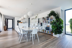 Ateliér MOLNÁR-PERÁČEK navrhli nízkoenergetická rodinný dům u Prahy