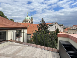 Pohled na terasu (Bytový dům na Malé Straně; architektonický ateliér Ladislava Lábuse)