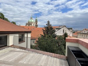 Pohled na terasu (Bytový dům na Malé Straně; architektonický ateliér Ladislava Lábuse)