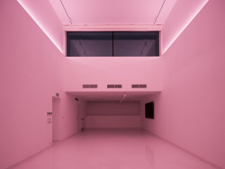 Multimediální ateliér je možné kompletně zatemnit a proměnit. (Přístavba Pedagogické fakulty Masarykovy univerzity v Brně, studio dílna)