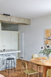 Hlavní obytný prostor s jídelnou a sedacím koutem