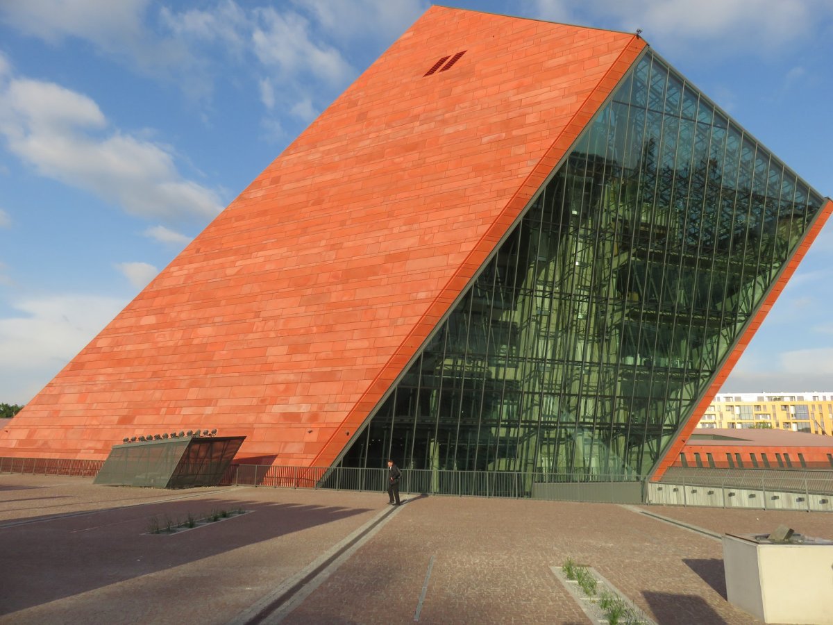 Muzeum druhé světové války z pera studia Architektoniczne Kwadrat na náměstí Władysława Bartoszewskiego.