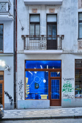 Kolemjdoucí láká dovnitř výrazná ultramarínová modř. (Optika Kahotski Eyewear Studio na Letné, IHOR)