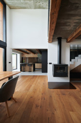 Kuchyň kombinuje cihly, dřevo a pohledový beton. (Dům ve třech zahradách, Air ateliér)