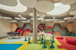 Barevná řešení vznikala ve spolupráci s výtvarnicí Pavlou Gregorovou Šípovou. (ZŠ bratří Fričů v Ondřejově; ATELIER 6)