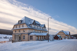 Centrum Hořec má stále siluetu starých krkonošských bud. (Centrum Hořec; ADR)