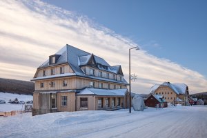 Centrum Hořec má stále siluetu starých krkonošských bud. (Centrum Hořec; ADR)